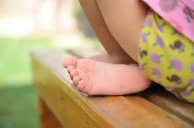 小女孩光着脚的特写小女孩光着脚的特写