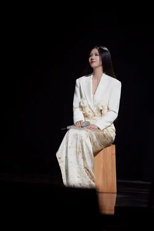 #原来无声的爱也可以震耳欲聋##谭维维周深新歌听叫醒