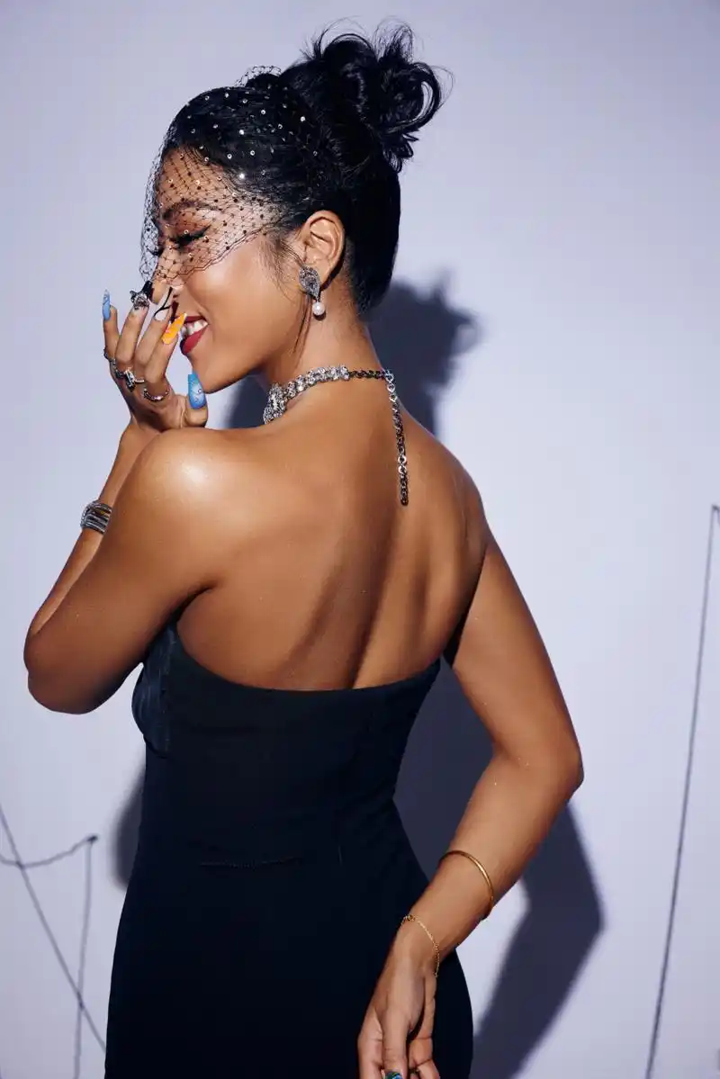 02@吉克隽逸 这身造型裤尾层叠的黑纱好性感,从正面看是裤子,侧面看