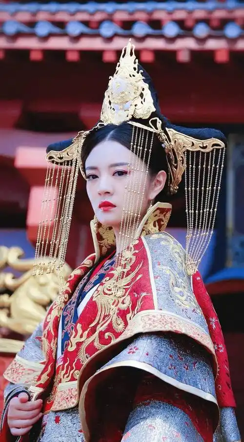 2018年,古装剧《独孤天下》播出,被吐槽剧情颠覆演员幼稚,唯独安以轩