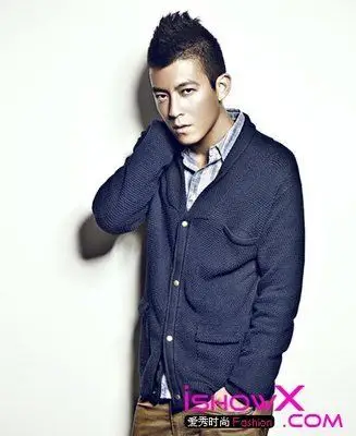 推荐款杀气腾腾的发型,看到后让人不寒而颤的感觉,我在穿些神秘的衣服