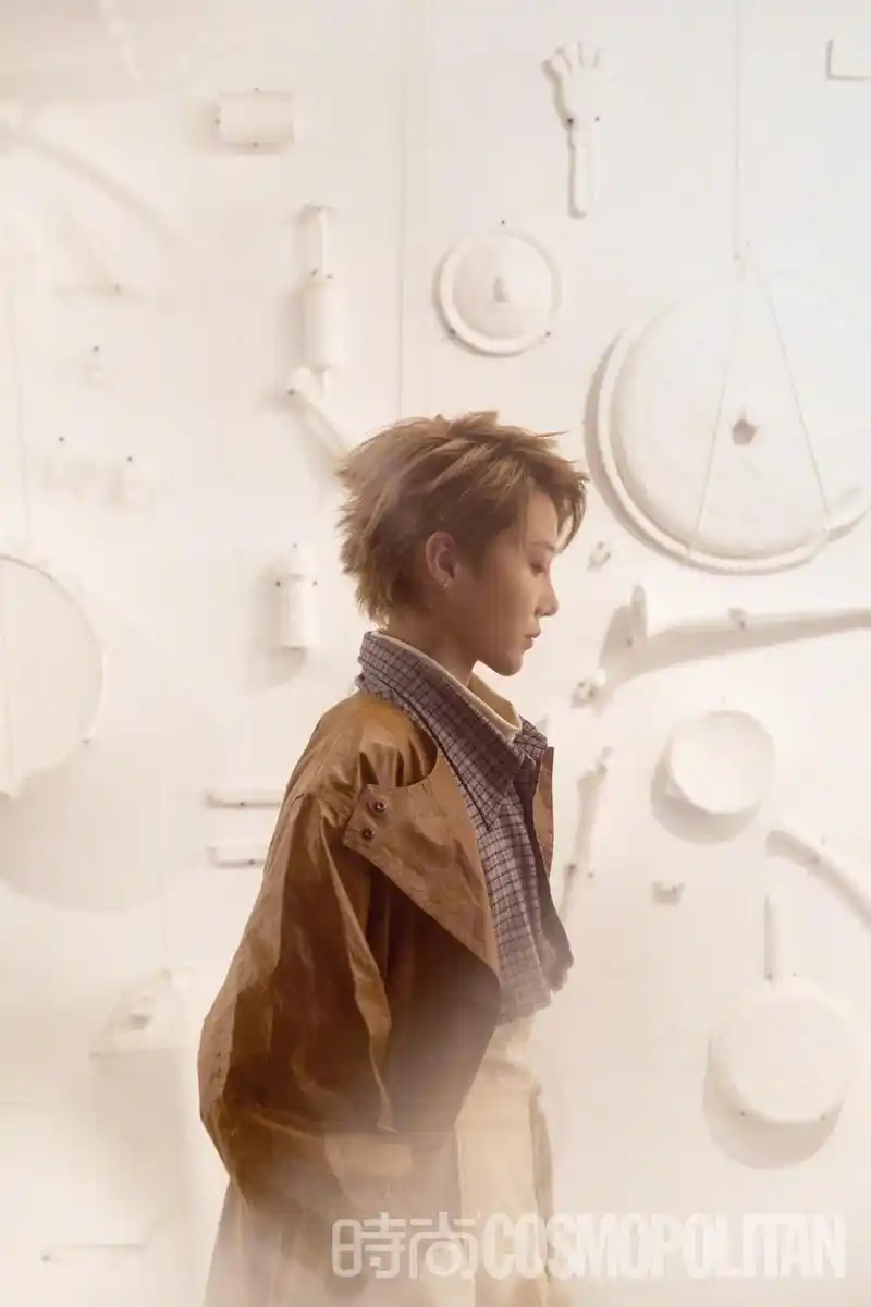 刘雨昕登初秋大片侧颜精致 穿米色毛衣显温柔率性