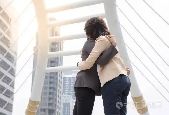 在街上站着的亚洲女人拥抱朋友