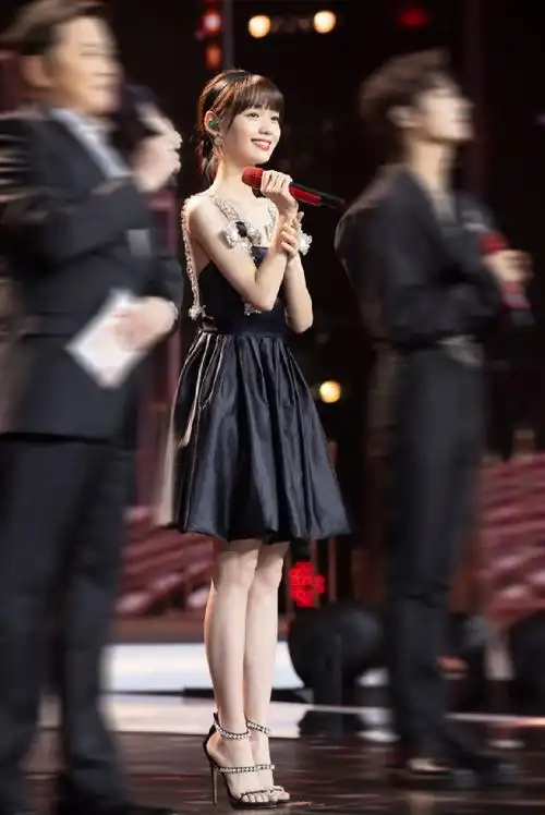 段奥娟越来越有气质一袭水蓝色珍珠裙漫画女主身材也不过如此