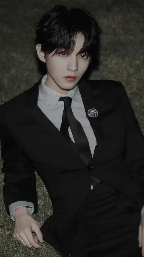 王俊凯又当老板又当翻译##王俊凯 巴黎时装周