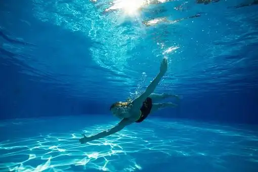 照片素材(图片): 游泳帽 mdff150 竞泳水着 胸围镜头 一个游泳