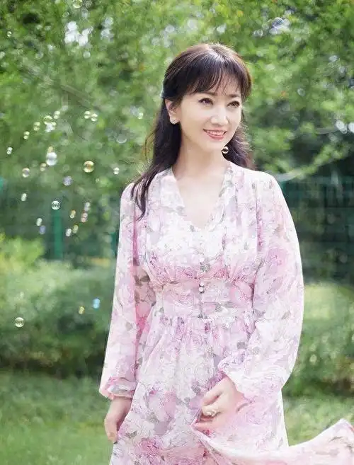 赵雅芝太不容易70岁年龄穿少女裙卖萌捞金好好在家养老不好么