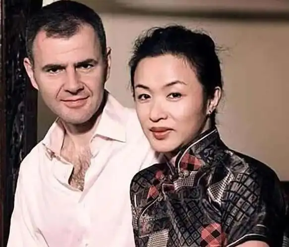 金星28岁变性,两度离婚领养3个孩子,网友:仍是娱乐圈传奇