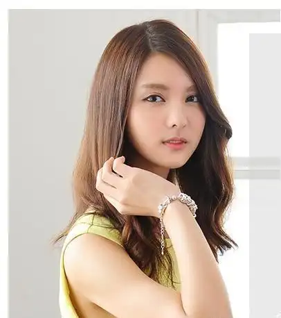 上面是直发下面是卷发设计的这款瓜子脸女生发型,使得整个造型都特别