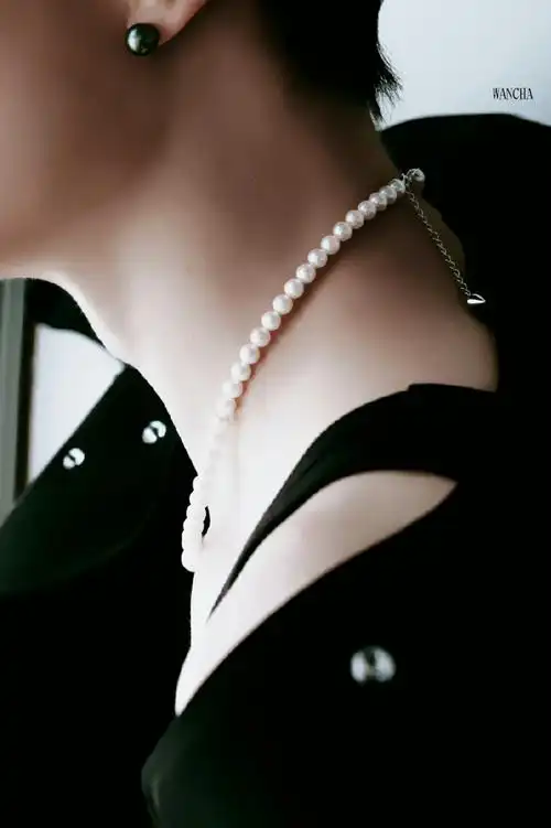 这侧颜,下颚,香肩,喉结好撩啊!#任嘉伦