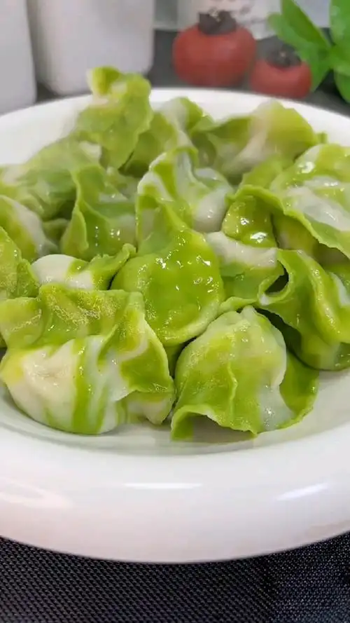 在家做个拿手菜菠菜汁双色饺子