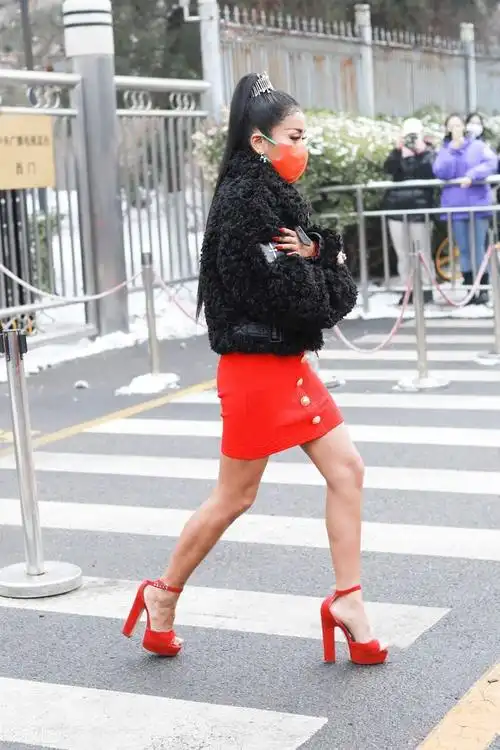 吉克隽逸可真飒寒风中穿短裙秀美腿15cm的红色高跟鞋太抢镜