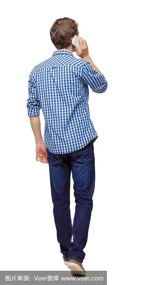 带着手机走路的男人的背影.