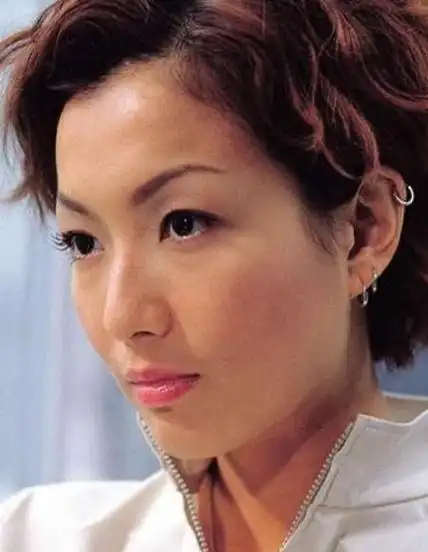 当你崩溃的时候,请看看女星郑秀文举起奖杯的手臂!