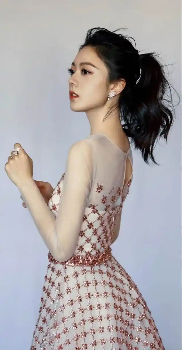 美图壁纸欣赏:赵今麦[挤眼]