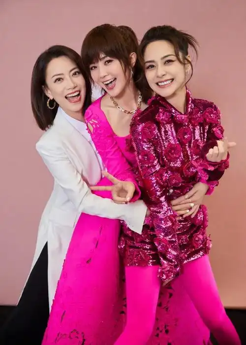 零点刚到,好友钟欣潼,容祖儿,经纪人霍汶希纷纷晒出合照为其庆生,感情