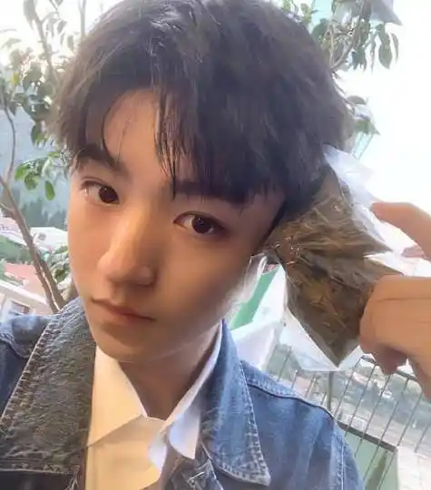 王俊凯爸妈店开业,数十名保安维持秩序,凯爸出场星范十足好霸气_奶茶