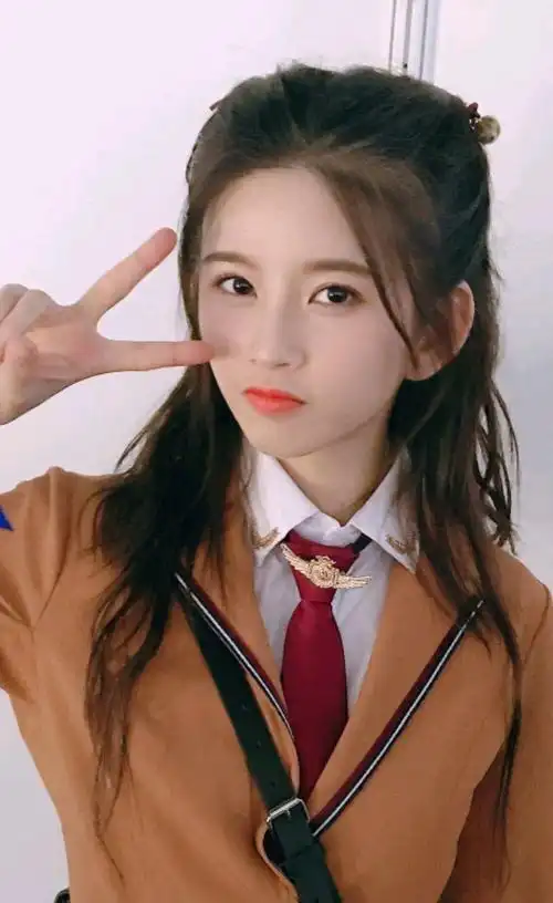 林思意在舞台绽放光芒的美少女