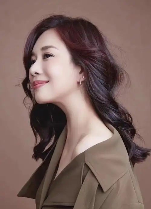 陈松伶:港剧一姐成了乘风破浪里的小透明?