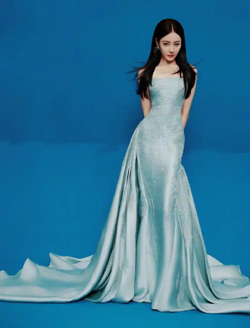 迪丽热巴出席活动最新造型,身穿一袭julien fournié高定礼服,精美的