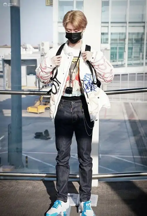 范丞丞首次亮相韩国风衣配荧光运动鞋腿长不输韩国欧巴