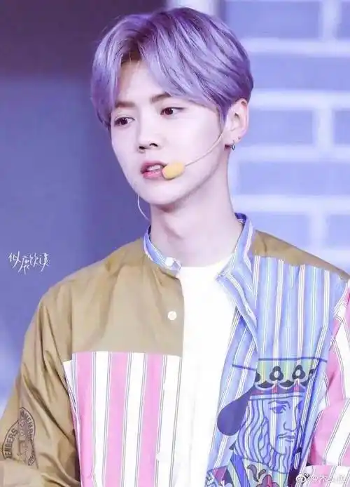 鹿晗最新三七分发型自拍照少了清秀多了男人味更帅气