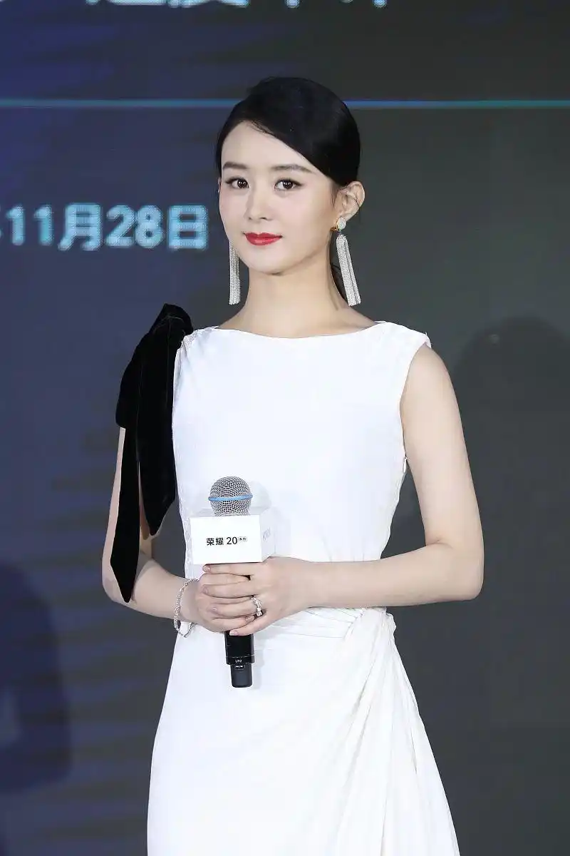 赵丽颖产后5个月复出,胳膊粗了脸也圆了,天真灿烂的笑容不在了