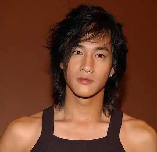 何润东:三次表白孙俪被拒,41岁娶柜姐为妻,恩爱多年无子也幸福_公司_