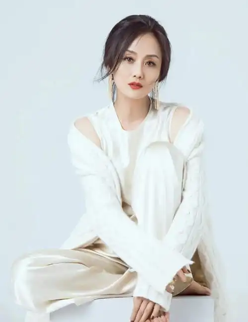 李颖,妩媚动人,温柔秀丽的写真照!__财经头条