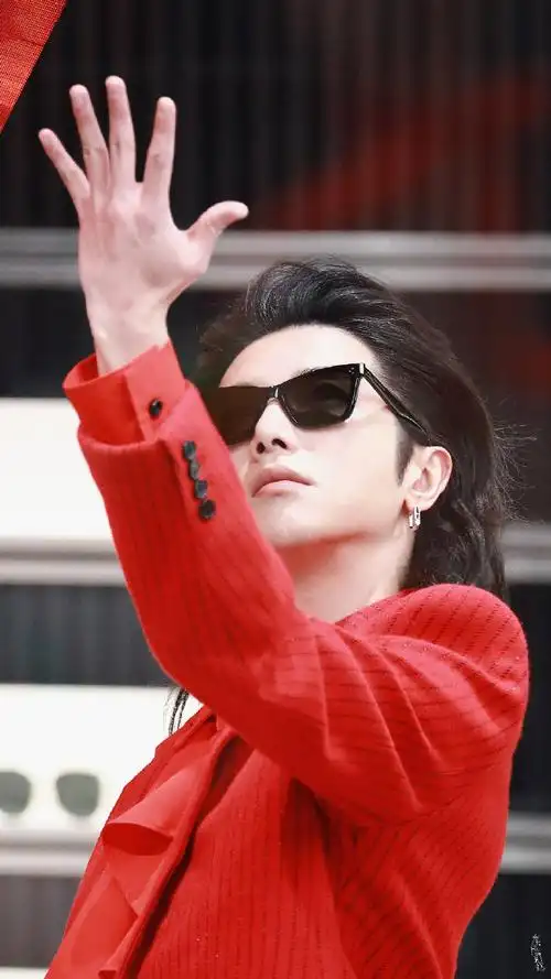 天生自带气场背头海鸥和红色西装简直绝配01#2024华晨宇火星演唱会