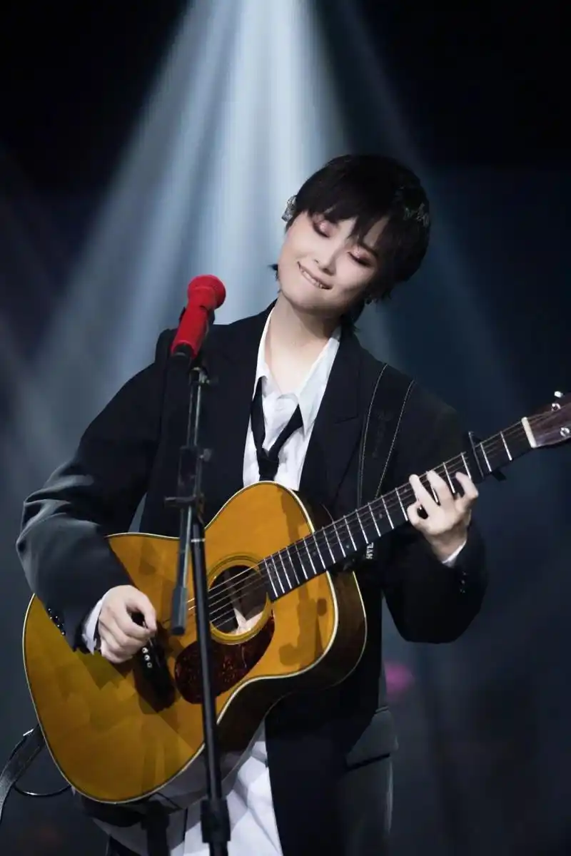 为何李宇春时尚感飙升?方脸女孩可以从中借鉴的发型秘密有哪些?_下巴