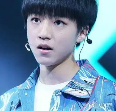 英气逼人的王俊凯自拍照片 呆萌稚嫩直戳心底