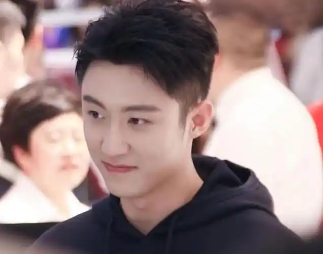 黄景瑜与前妻王雨馨的离婚纠纷再次引发争议,王雨馨公开指责黄景瑜