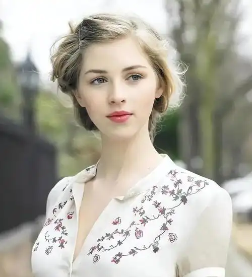 英国美女远嫁中国5年生下3个孩子后哭着说不想再回英国