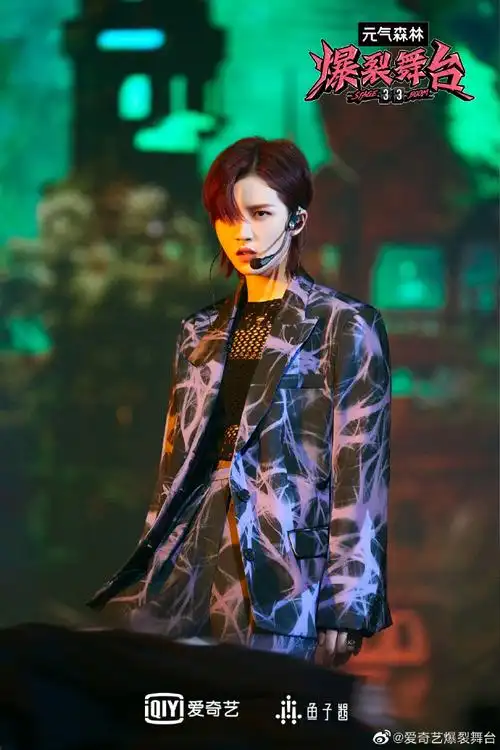 陆柯燃爆裂舞台撕漫风红发造型##爆裂舞台