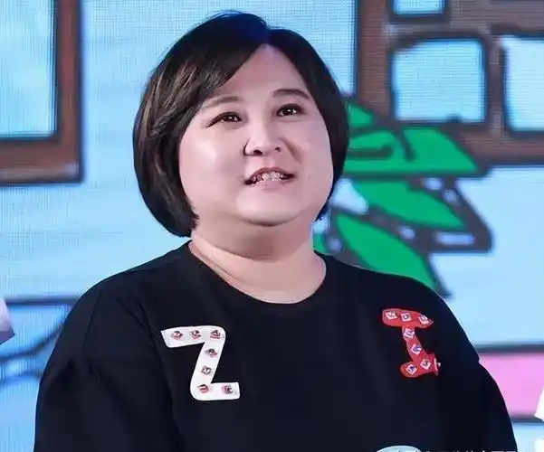 41岁贾玲近照曝光引热议大笑时皱纹又深又多比减肥前更显老