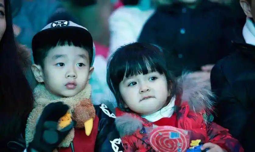 杨威女儿背满江红,身高吸引网友热议:看来一个像爸一个像妈_孩子_妹妹