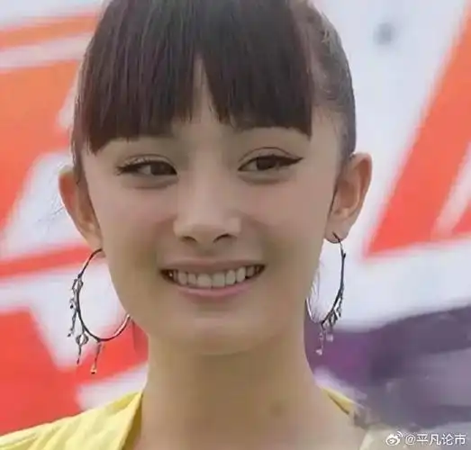 杨幂刚出道的照片,脸好方啊!