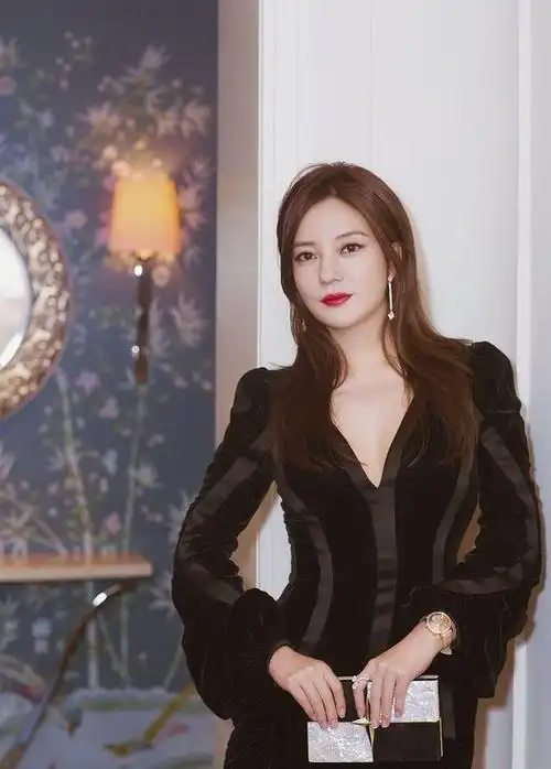 赵薇母亲魏启颖儿子离婚分走52亿女儿消失荧屏丈夫也去世