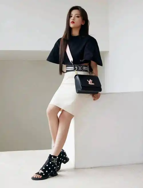 当红女星杨超越写真天生丽质靓丽时尚