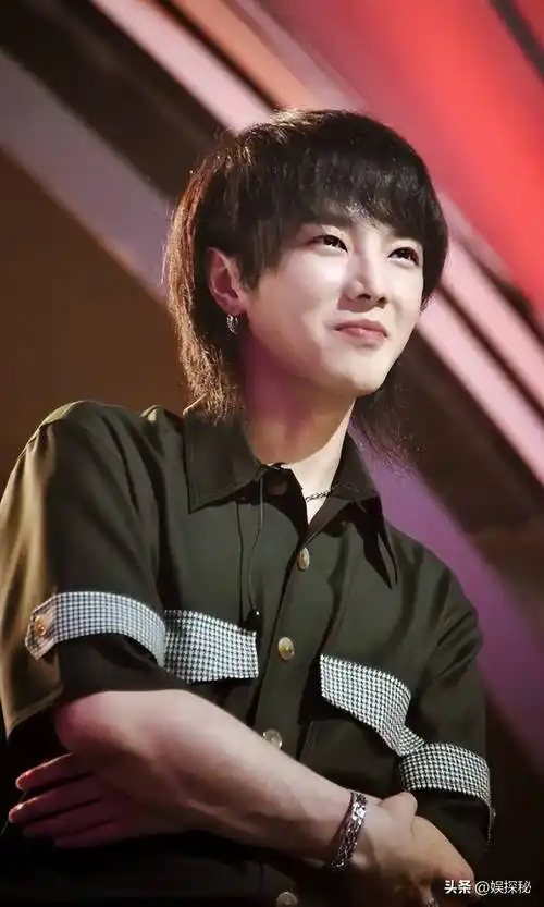 不少网友都拿成龙和"小龙女"吴卓林的联系来为华晨宇辩证.