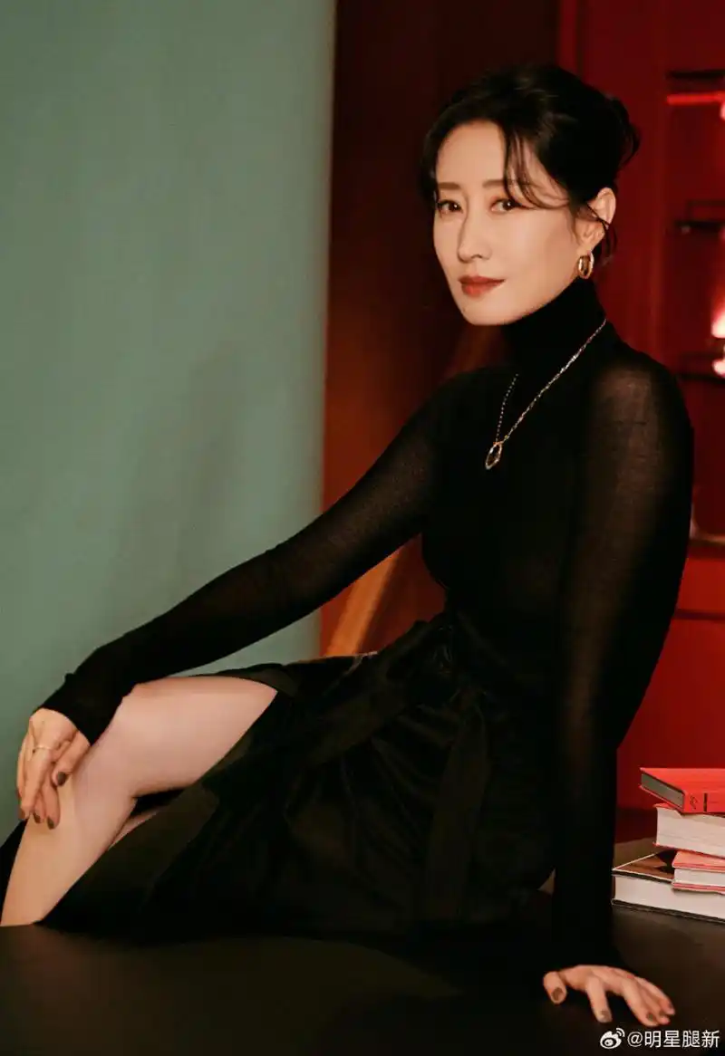 成熟韵味女演员刘敏涛穿超薄上衣大方秀文