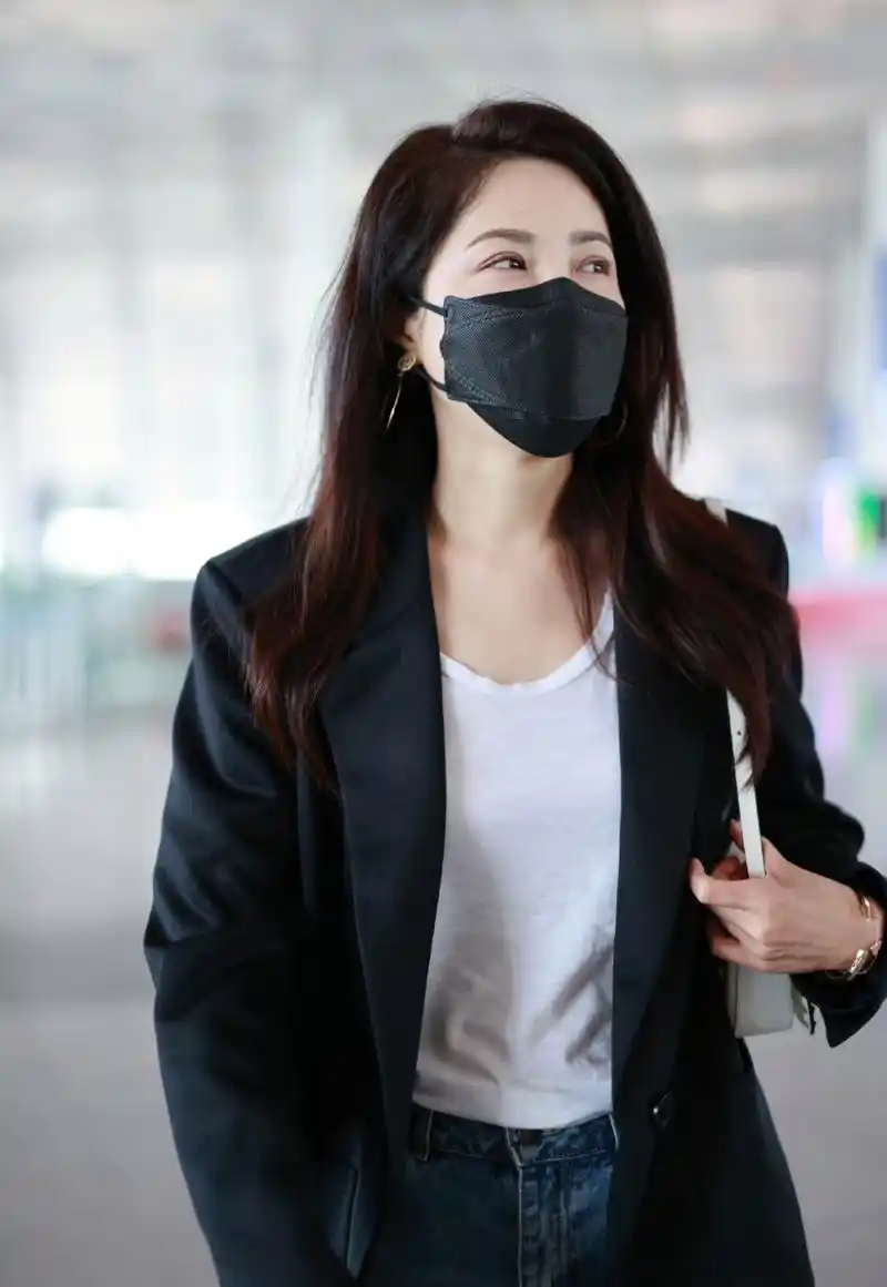 中戏第一美女曾黎#曾黎# 最新释出自己的一套机场私服造型,她上身穿一