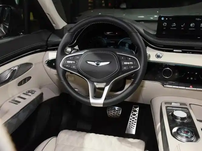 科技与经典交织碰撞的内饰设计