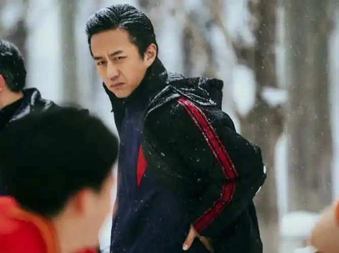 大背头,金表,金项链,帅气的呢子大衣.