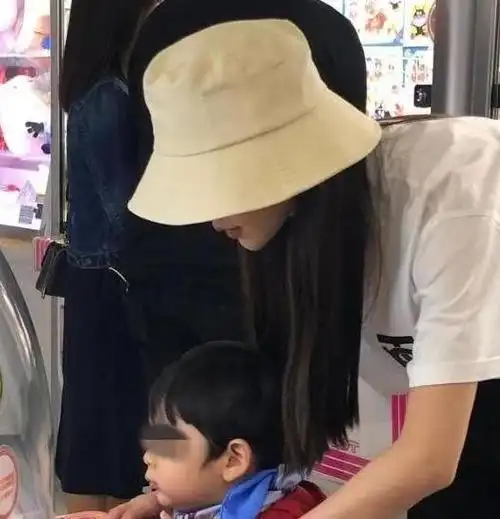 30岁baby儿子正面照曝光长相尽惹争议网友整不整容一看就知