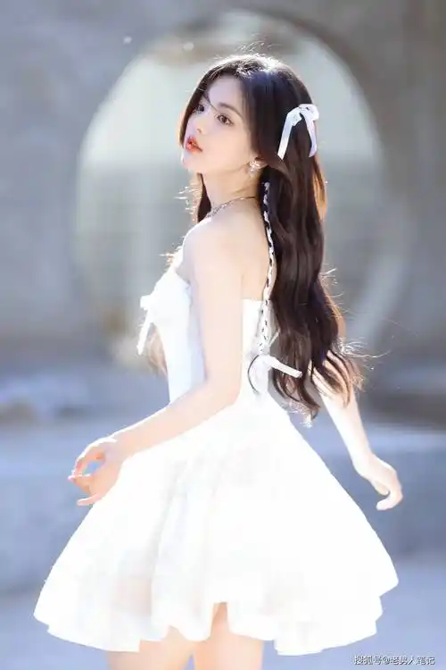 杨超越鲜花大片,一袭白色抹胸长裙,诠译初夏少女的浪漫格调_姐姐_气质