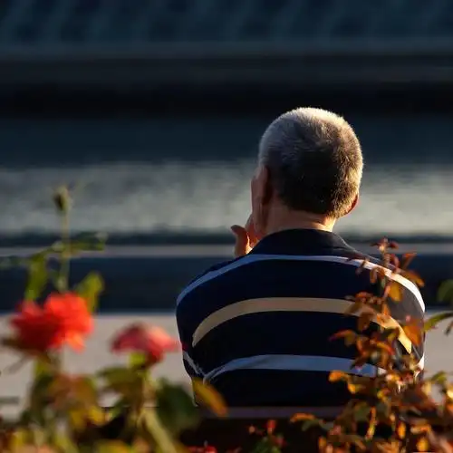 夕阳下花丛边一道寂寞的身影在抽烟