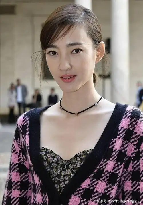 王丽坤眉清目秀,素颜女神就是美