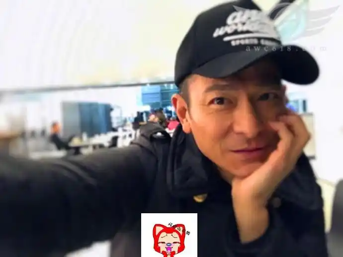 天王刘德华玩自拍,无美颜有颜真任,秒杀一众小鲜肉